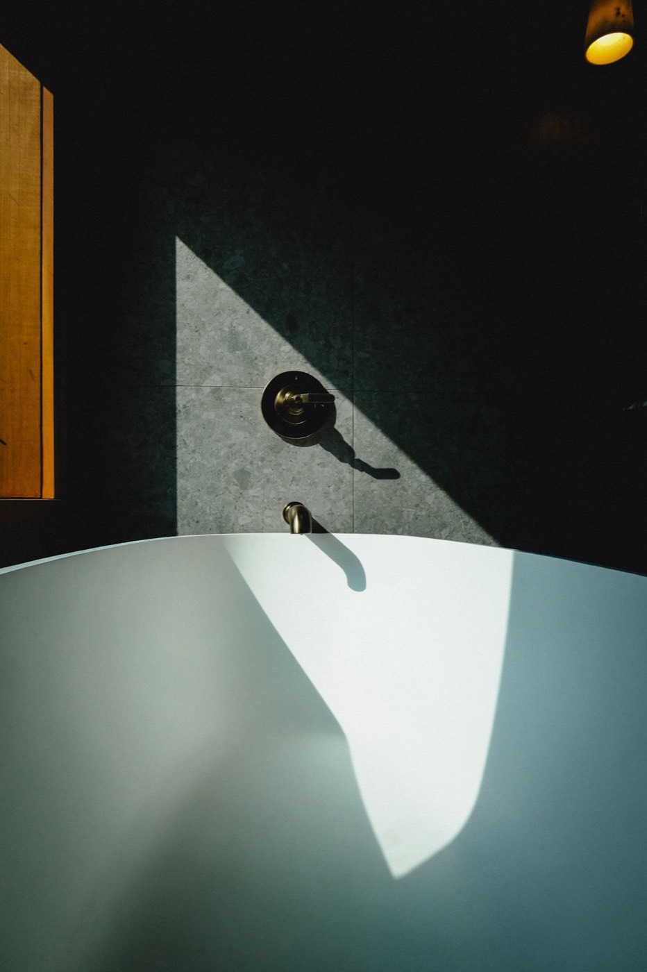 Black Oak Lodge open concept living room with vaulted ceilings